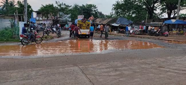 ଛେନାପଦି ବଜାରରେ ୨ଫୁଟ ଗଭୀରର ଖାଲ , ରାସ୍ତା ନିର୍ମାଣ କଲାନି ଠିକାଦର