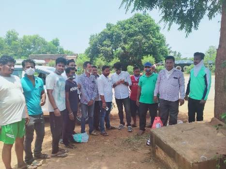 ଗଞ୍ଜାମ ସ୍ୱେଚ୍ଛାସେବୀ ୩୦ ଦିନଧରି ମାଗଣାରେ ପ୍ରବାସୀଙ୍କୁ ପରସୁଛନ୍ତି ନାନା କିସମର ଖାଦ୍ୟ