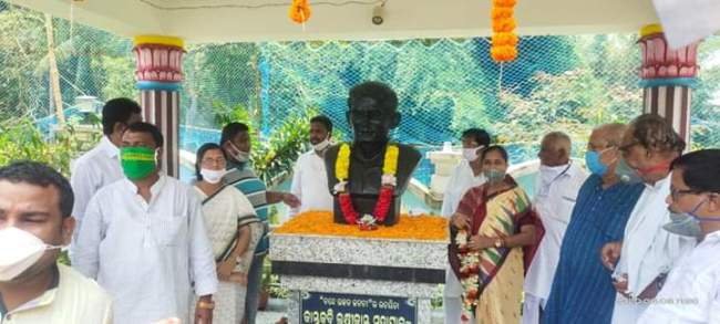 'ବନ୍ଦେ ଉତ୍କଳ ଜନନୀ'ସଂଗୀତକୁ କାନ୍ତକବି ଲକ୍ଷ୍ମୀକାନ୍ତ ମହାପାତ୍ରଙ୍କ ପ୍ରତିମୂର୍ତ୍ତିରେ ମାଲ୍ୟାର୍ପଣ