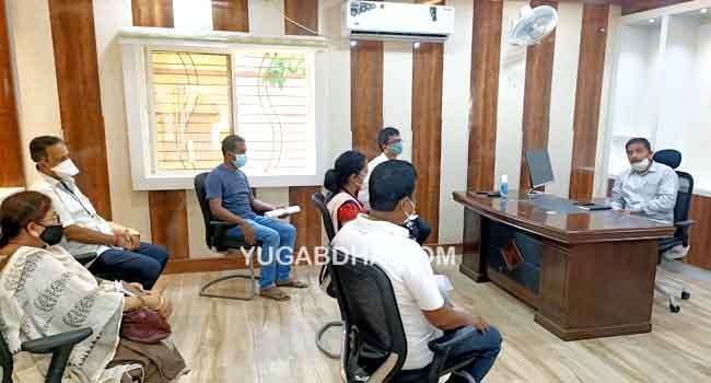 କରୋନାର ସମୀକ୍ଷା ନେଇ ହିଞ୍ଜିଳି ପ୍ରଶାସନିକ ଅଧିକାରୀଙ୍କ ସହ ଆଲୋଚନା କଲେ ଜିଲ୍ଲାପାଳ
