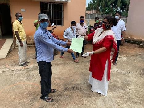 ବିଧାୟିକାଙ୍କ ଦ୍ୱାରା ବସୁନ୍ଧରା ହିତାଧିକାରୀଙ୍କୁ ପଟ୍ଟା ବଣ୍ଟନ