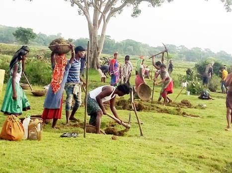 ନୂତନ ରାସ୍ତା ନିର୍ମାଣ କାର୍ଯ୍ୟରେ ନିୟୋଜିତ ହେଲେ ଜବ୍‌କାର୍ଡଧାରୀ, କାର୍ଯ୍ୟ ଦିବସ ବୃଦ୍ଧି କରିବାକୁ ଦାବୀ