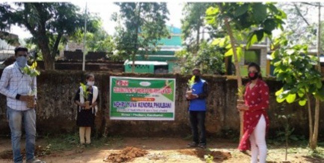 ବିଶ୍ୱ ପରିବେଶ ଦିବସ ପାଳିତ ସାମାଜିକ ଦୂରତା ରଖି ଚାରା ରୋପଣ କଲେ