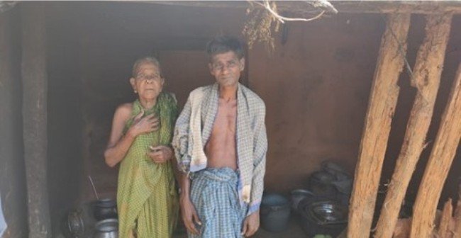 ବାଲିଗୁଡା ଉପଖଣ୍ଡରେ ଆବାସ ଯୋଜନା ସାତ ସପନ ଭଙ୍ଗା ଘରେ ବିତୁଛି କୃଷ୍ଣ ଓ ବିଧବା ମାଙ୍କ ଜୀବନ