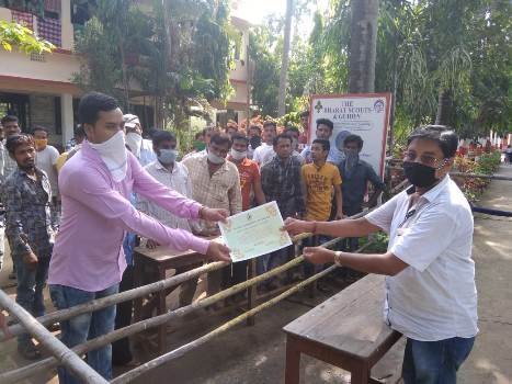 ସରପଞ୍ଚଙ୍କୁ ଧନ୍ୟବାଦ ଜଣାଇ ସଙ୍ଗରୋଧ କେନ୍ଦ୍ରରୁ ବିଦାୟ ନେଲେ ପ୍ରବାସୀ ଓଡ଼ିଆ