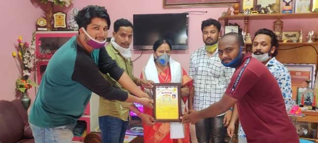 ବ୍ୟାସନଗର ମୁନିସିପାଲଟିର ପୂର୍ବତନ ଅଧ୍ୟକ୍ଷା ଶ୍ରୀମତୀ ସବିତା ରାଉତଙ୍କୁ କୋରନା ମହାଯୋଦ୍ଧା ସମ୍ମାନ