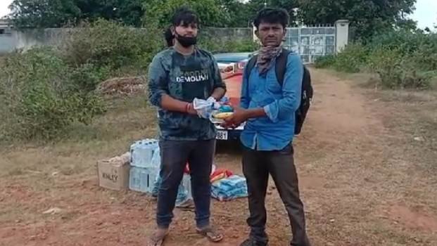 ଶୁଖୀଲା ଖାଦ୍ୟ ବାଣ୍ଟିଲେ ସାହାଯ୍ୟ ସ୍ୱେଚ୍ଛାସେବୀ ସଙ୍ଗଠନ