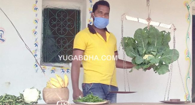 "ମାର୍କେଟ୍ ଗଲେ ମାଡ଼ ଖାଇବି କାହିଁକି ତେଣୁ ଘରେ ହିଁ ବିକ୍ରୀ କରୁଛି"