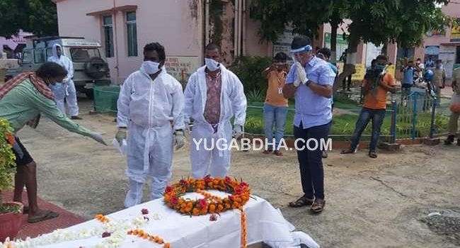 ଶେଷରେ ଦୁଇ ସାମ୍ବାଦିକଙ୍କ ଦ୍ୱାରା ଉଠିଲା ଏ.ଏସ.ଆଇ ରବିନ୍ଦ୍ରନାଥ ବେହେରାଙ୍କ ମର ଶରୀର