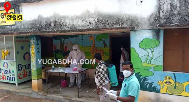 କଳମ୍ବରେ ଆରମ୍ଭ ହେଲା ସ୍ୱାବ ସଂଗ୍ରହ କେନ୍ଦ୍ର ବୁଗୁଡା, (ଅନିଲ କୁମାର ମହାରଣା):ବୁଗୁଡା ବ୍ଲକ କଳମ୍ବ ପାଞ୍ଚାୟତ ରାଜୀବ ଗାନ୍ଧୀ ସେବା କେନ୍ଦ୍ରରେ ବୁଗୁଡା ବ୍ଲକର ଦ୍ଵିତୀୟ ସ୍ୱାବ ସଂଗ୍ରହ କେନ୍ଦ୍ର ବୁଧବାର ଦିନ ଠାରୁ ଆରମ୍ଭ ହୋଇଛି। ବାଲିପଦର ଅଞ୍ଚଳରେ କରୋନା ପଜିଟିଭ ସଂଖ୍ୟା ଅଧିକ ଥିବା ଏବଂ ଚାରି ଜଣ ମୃତ୍ୟୁବରଣ କରିଥିବା ଯୋଗୁଁ କୋଭିଡ ସେସ୍ପାଲ ଏଡିଏମ ବିଶାଳ ସିଂ ଙ୍କ ପରାମର୍ଶ କ୍ରମେ ବୁଗୁଡା କୋଭିଡ ନୋଡାଲ ଅଫିସର ତଥା ବିଡ଼ିଓ ତନ୍ମୟ ପାତ୍ରଙ୍କ ନିର୍ଦ୍ଦେଶ କ୍ରମେ କଳମ୍ବ ଗ୍ରାମର ରାଜୀବ ଗାନ୍ଧୀ ସେବା କେନ୍ଦ୍ରରେ ବୁଧବାର ଦିନ ସ୍ୱାବ ସଂଗ୍ରହ କାର୍ଯ୍ୟ ଆରମ୍ଭ ହୋଇଥିଲା। ପ୍ରଥମ ଦିନରେ ୨୯ ଜଣ ବ୍ୟକ୍ତିଙ୍କ ସ୍ୱାବ ସଂଗ୍ରହ ହୋଇଥିବା ଜଣାପଡିଛି। ଏହି କାର୍ଯ୍ୟକ୍ରମରେ ବୁଗୁଡା ମେଡ଼ିକାଲ ଅଫିସର ଡାକ୍ତର ଶୁଭାଶିଷ ପାଣିଗ୍ରାହୀଙ୍କ ନିର୍ଦ୍ଦେଶ ପ୍ରକାରେ ଟେକିନିସିଆନ ଦିବ୍ୟ ରଞ୍ଜନ ପାଣିଗ୍ରାହୀ ପିପିଇ କିଟ ପରିଧାନ କରି ସ୍ୱାବ ସଂଗ୍ରହ କରି ପରୀକ୍ଷା ପାଇଁ ପଠାଇ ଥିଲେ। ସ୍ଥାନୀୟ ସରପଞ୍ଚଙ୍କ ପ୍ରତିନିଧି ପ୍ରଦୀପ କୁମାର ଜେନା, ଜିଆରଏସ ସୁକାନ୍ତ ପାଣିଗ୍ରାହୀ, ବିଜୁ ଯୁବ ବାହିନୀ ର ସୁକାନ୍ତ ପାତ୍ର ଓ ସ୍ବେଚ୍ଛାସେବୀ ବୃନ୍ଦ ସହଯୋଗ କରିଥିଲେ।