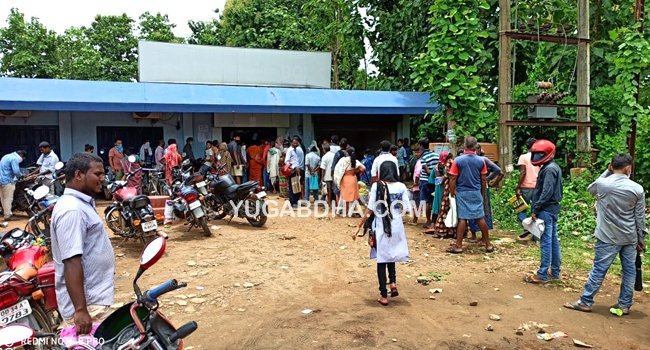 କୋଭିଡ ନିୟମକୁ ମାନୁ ନାହାନ୍ତି ଲୋକେ, ବ୍ୟାଙ୍କରେ ପ୍ରବଳ ଗହଳି