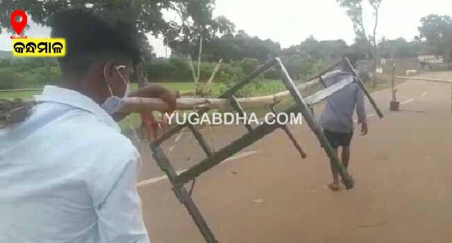 କୋଭିଡ୍‌ ସେଣ୍ଟର ପାଇଁ ଖଟିଆ ବୋହିଲେ ସ୍କୁଲ ଛାତ୍ର