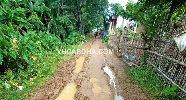 ରାସ୍ତା ସମସ୍ୟାରେ ଘାଣ୍ଟି ହେୁଛନ୍ତି ବ୍ରହ୍ମଣିକଳା ଗ୍ରାମବାସୀ, ଘରୁ ବାହାରିଲେ ଆଣ୍ଠୁଏ କାଦୁଅ