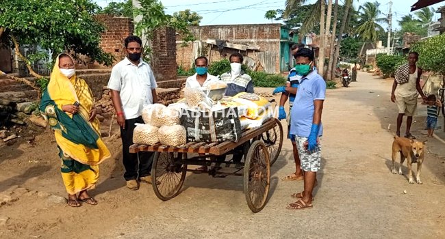 ଆମ ପରିବାର ଗ୍ରୁପ ପକ୍ଷରୁ ବାଦ ପଲ୍ଲୀ ଗ୍ରାମରେ ରାସନ ସାମଗ୍ରୀ ବଣ୍ଟନ