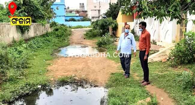 ଖରାପ ହୋଇଥିବା ରାସ୍ତା ନିର୍ମାଣ କଲେ ପ୍ରବାସୀ ଶ୍ରମିକ ଓ ମହିଳା ସଂଘ