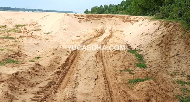 ବୈତରଣୀ ନଦୀର ରାଘବପୁର ଘାଟ ନିକଟରୁ ବେଆଇନି ବାଲି ଉଠାଣ