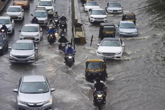 ମୁମ୍ବାଇରେ ପ୍ରବଳ ବର୍ଷା ଯୋଗୁଁ ଅନେକ ସ୍ଥାନ ଜଳମଗ୍ନ