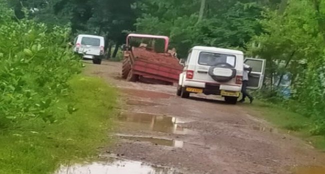 ତହସିଲଦାରଙ୍କ ଦ୍ୱାରା ମୋରମ ବୋଝେଇ ଟ୍ରାକ୍ଟର ଜବଦ
