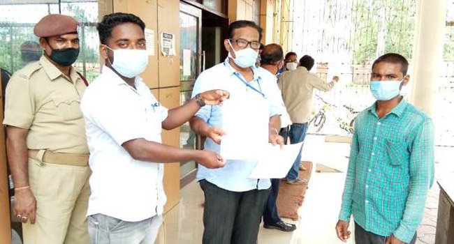 ମାନବପ୍ରେମୀ ଆଦିତ୍ୟଙ୍କ ମୃତ୍ୟୁରେ କ୍ରାଇମ ବ୍ରାଞ୍ଚ ତଦନ୍ତ ନିମନ୍ତେ ମୁଖ୍ୟମନ୍ତ୍ରୀଙ୍କ ଉଦ୍ଦେଶ୍ୟରେ ଦାବୀ ପତ୍ର ପ୍ରଦାନ