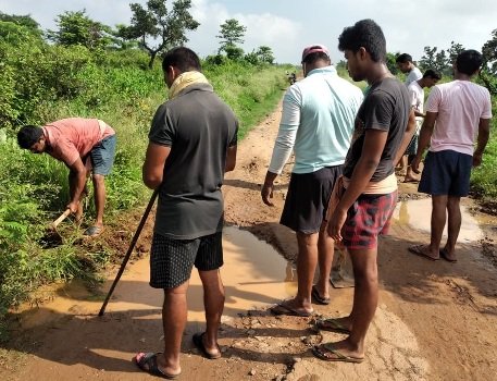 ପ୍ରଶାସନ ଶୁଣିଲାନି, ଯୁବକମାନେ ମରାମତି ମରାମତି କଲେ ରାସ୍ତା