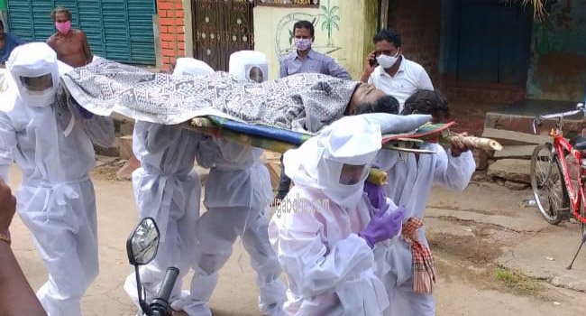 ନିଜ କାନ୍ଧରେ ବୋହିଲେ ବ୍ଲକ ଉପାଧ୍ୟକ୍ଷ କରୋନା ଆକ୍ରାନ୍ତ ଯୁବକଙ୍କ ଶବ