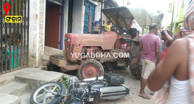 ଟ୍ରାକ୍ଟର ଧକ୍କାରେ ୩ଟି ବାଇକ ଓ ଗୋଟିଏ ସାଇକେଲ ଚୁରମାର