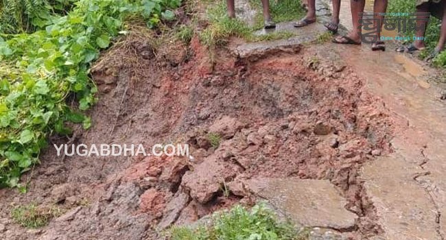 ଗୋବରୀ ନଦୀ ବନ୍ଧରୁ ଖସିଲା ଅତଡା ଆତଙ୍କିତ ଅବସ୍ଥାରେ ଗାଁ ଲୋକ