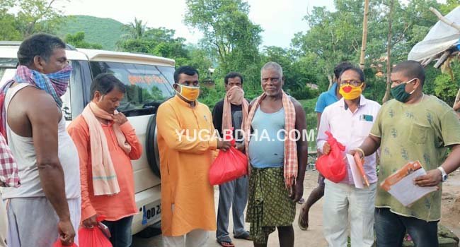 ବିଜେପି ପକ୍ଷରୁ ମଠ ଗ୍ରାମରେ ଶୁଖିଲା ଖାଦ୍ୟ ବଣ୍ଟନ