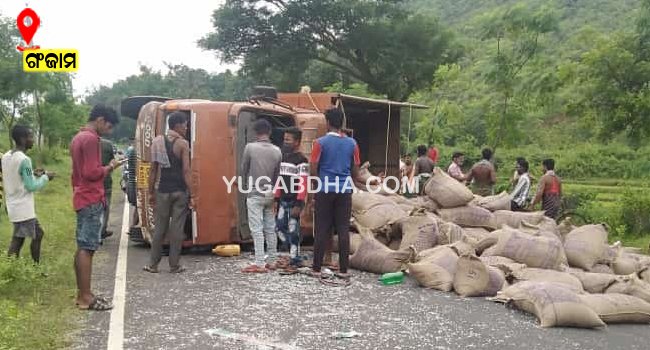 ସରକାରୀ ଚାଉଳ ବୋଝେଇ ଟ୍ରକ ଓଲଟିଲା