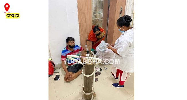 ମେଡିକାଲ ବାରଣ୍ଡାରେ ବସାଇ ମେଡିକାଲ କର୍ମଚାରୀ ଅକ୍ସିଜେନ ଦେଇଥିଲେ