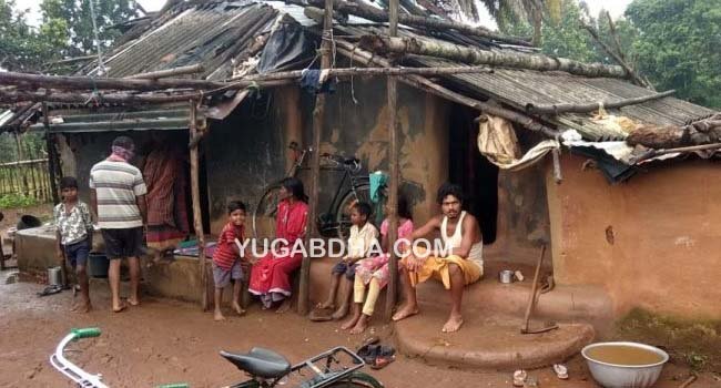 ଯୋଗ୍ୟ ହିତାଧିକାରୀଙ୍କ ପାଖରେ ପହଞ୍ଚି ପାରୁନାହିଁ ସରକାରଙ୍କ ଯୋଜନା : ଗୋଟିଏ ବଖରାରେ ରହୁଛନ୍ତି ୧୫ ଜଣ