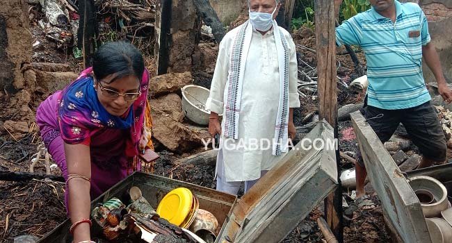 ଧୂମାତ ପଞ୍ଚାୟତ ଅଗ୍ନିବିପନ୍ନଙ୍କୁ ସରପଂଚଙ୍କ ସହାୟତା