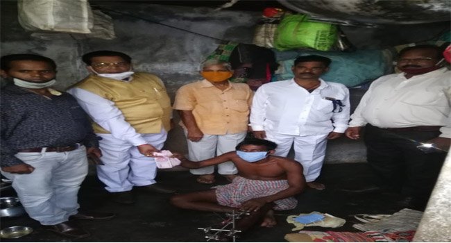 ଗୁରୁତର ଯୁବକ ପାଖରେ ପହଞ୍ଚିଲେ ଡାକ୍ତର ଓ ପ୍ରଶାସନ