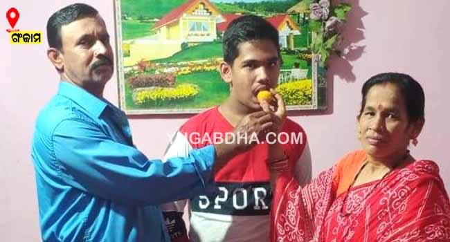 ଖବରକାଗଜ ବିକ୍ରେତାଙ୍କ ପୁଅ ଛତ୍ରପୁର ବ୍ଲକ ଟପ୍ପର୍‌ ଆଇଏଏସ୍ ହେବି ଶୁଭ୍ରାଂଶୁ
