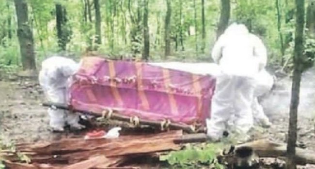 କୋରନା କଟକଣା ମଧ୍ୟରେ ସ୍ୱାମୀଙ୍କୁ ମୁଖାଗ୍ନି ଦେଲେ ସ୍ତ୍ରୀ