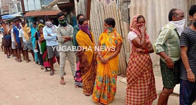 ଚାଷ ବେଉଷଣର ୨ମାସ ପରେ ମିଳିଲା ସାର;ସୋସାଇଟି ସାମ୍ନାରେ ଲମ୍ବାଧାଡି
