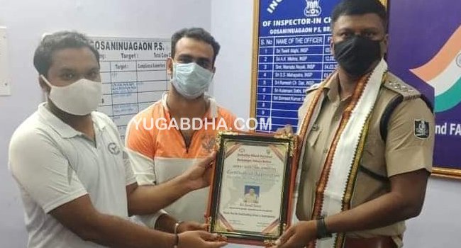 ସବୁଜ ବାହିନୀ ଓ ଆଞ୍ଚଳିକ ବିକାଶ ପରିଷଦ ପକ୍ଷରୁ କୋବିଡ଼ ଯୋଦ୍ଧାଙ୍କୁ ସମ୍ମାନିତ