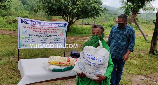 ସ୍ବେଚ୍ଛାସେବୀ ସଂଗଠନ ଦ୍ବାରା ଆଦିବାସୀ ପରିବାରଂକୁ ସହାୟତା