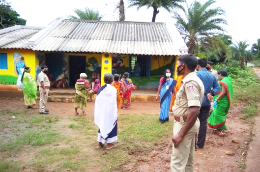 କୋଭିଡ୍ ପରୀକ୍ଷାକୁ ଗ୍ରାମବାସୀଙ୍କ ବିରୋଧ: ପୁଲିସ ସୁରକ୍ଷାରେ ହେଲା ନମୁନା ସଂଗ୍ରହ