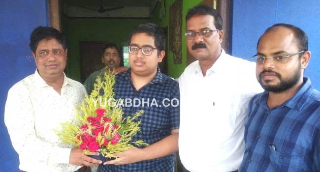 ଜିଲ୍ଲା ଟପ୍ପର ଛାତ୍ରକୁ ସମ୍ବର୍ଦ୍ଧନା