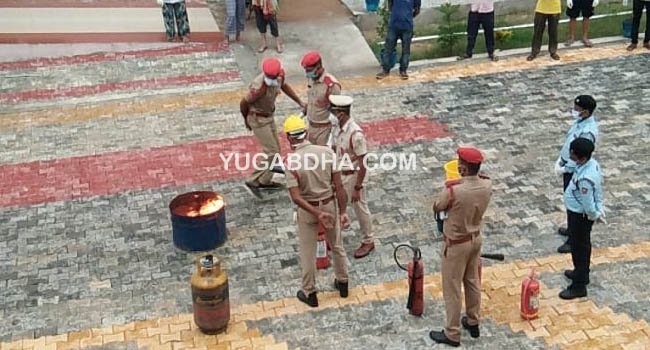 ଆକସ୍ମିକ ଅଗ୍ନିକାଣ୍ଡ ପାଇଁ ଅଗ୍ନିଶମ କର୍ମଚାରୀଙ୍କ କୌଶଳ ପଦର୍ଶନ