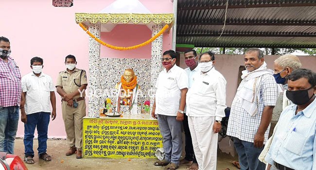 ପଂଚାୟତ କାର୍ଯ୍ୟାଳୟ ପରିସରରେ ମହାତ୍ମାଗାନ୍ଧୀଙ୍କ ପ୍ରତିମୂର୍ତ୍ତି ଉନ୍ମୋଚିତ
