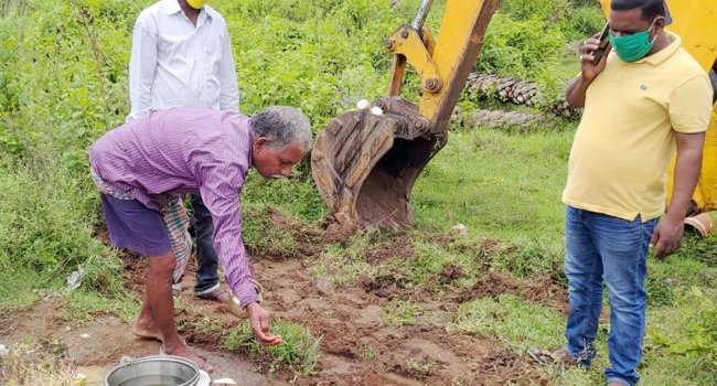 ଗୋପାଳପୁର ବନ୍ଦର ପକ୍ଷରୁ ବାଟଛତ୍ରପୁର ଗାଁ ଶ୍ମଶାନ ସୀମା ପ୍ରଚୀର ନିର୍ମାଣ କାର୍ଯ୍ୟ ଆରମ୍ଭ