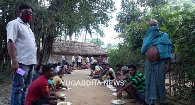 ବନ୍ୟାଞ୍ଚଳରେ ସ୍ବେଚ୍ଛାସେବୀଙ୍କ ଦ୍ୱାରା ରନ୍ଧାଖାଦ୍ୟ ବଣ୍ଟନ