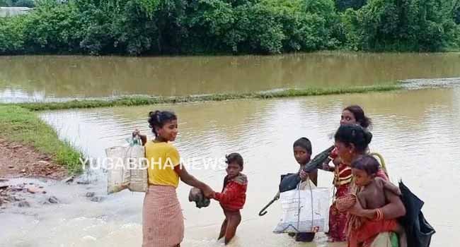 ଦୁର୍ବଳ ରାସ୍ତାରେ ସୃଷ୍ଟି ହେଲା ଘାଇ, ୩ଟି ଗ୍ରାମର ୧୫୦ ପରିବାର ଜଳବନ୍ଦୀ