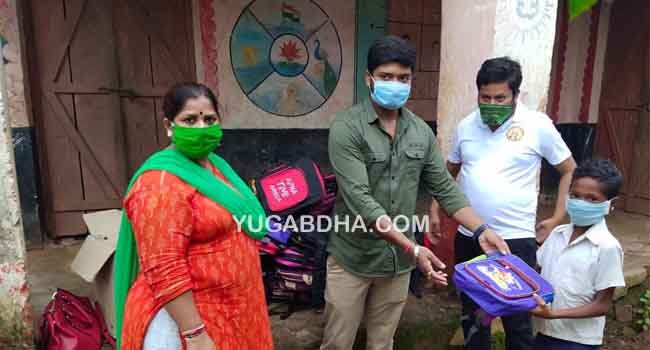 ଜୟଦୁର୍ଗା ଫାଉଣ୍ଡେସନ ଟ୍ରଷ୍ଟ ପକ୍ଷରୁ ସ୍କୁଲ ବ୍ୟାଗ ବଣ୍ଟନ