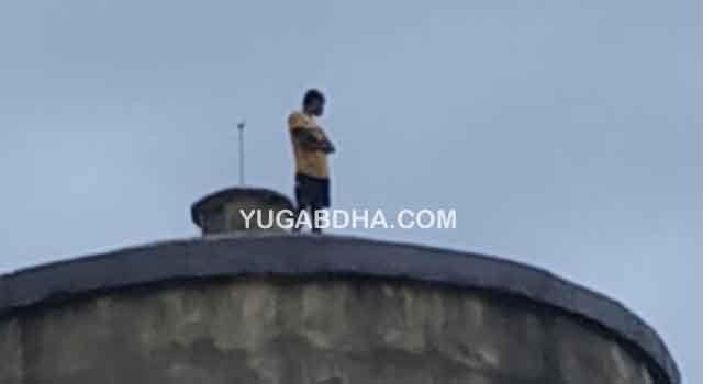 ପାଣିଟାଙ୍କି ଉପରକୁ ଚଢ଼ିଗଲେ ଯୁବକ