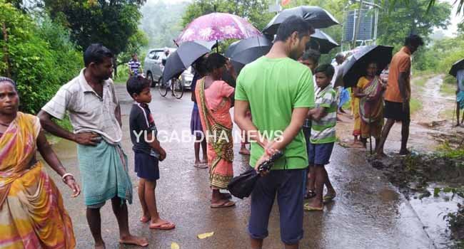 ବ୍ୟକ୍ତିଙ୍କ ବିରୁଦ୍ଧରେ ଗ୍ରାମବାସୀ ଏକତ୍ରୀତ ହୋଇ ରାସ୍ତା ଠିକ୍ କଲେ