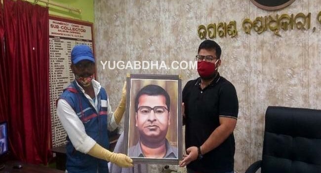 ନୂତନ ଉପଜିଲ୍ଲାପାଳଙ୍କୁ ଚିତ୍ରକରଙ୍କ ଫୋଟୋ ଭେଟି