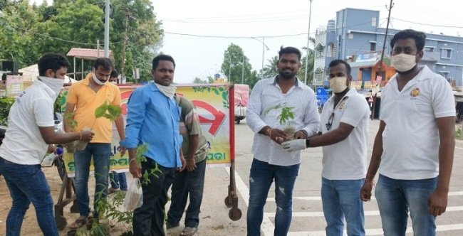ଉଦ୍ୟମ ସ୍ୱେଛାସେବୀ ସଂଗଠନ ପକ୍ଷରୁ ଚାରା ବଂଟନ